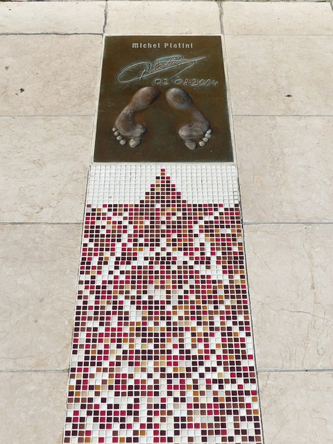 万先生伤退 万先生伤退